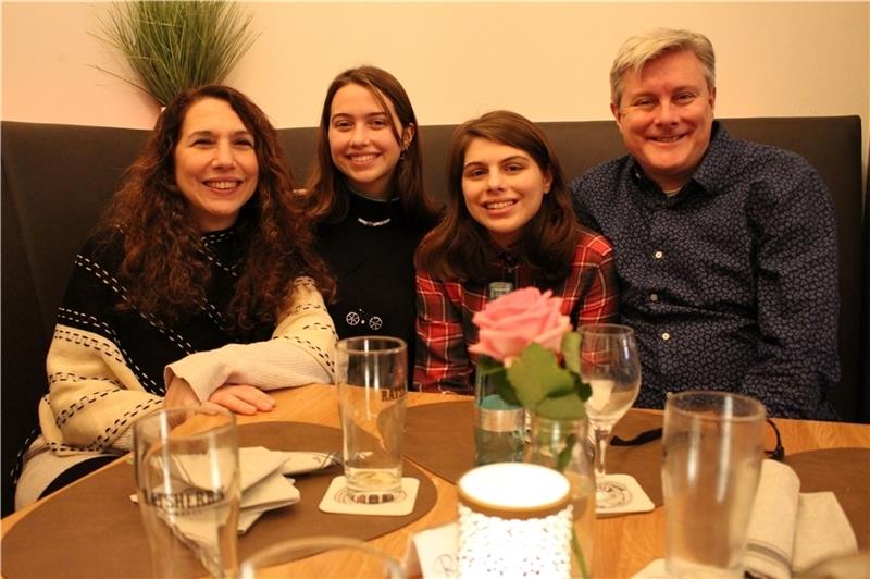 Amy Giles mit ihren Töchtern Maggie und Julia und ihrem Mann Patrick. Foto: Frank
