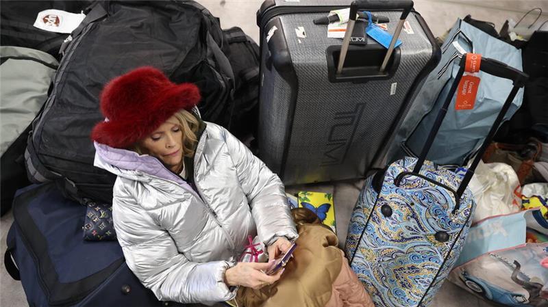 Amy Thedinger campiert im Kreuzfahrtterminal des Belfaster Hafens.