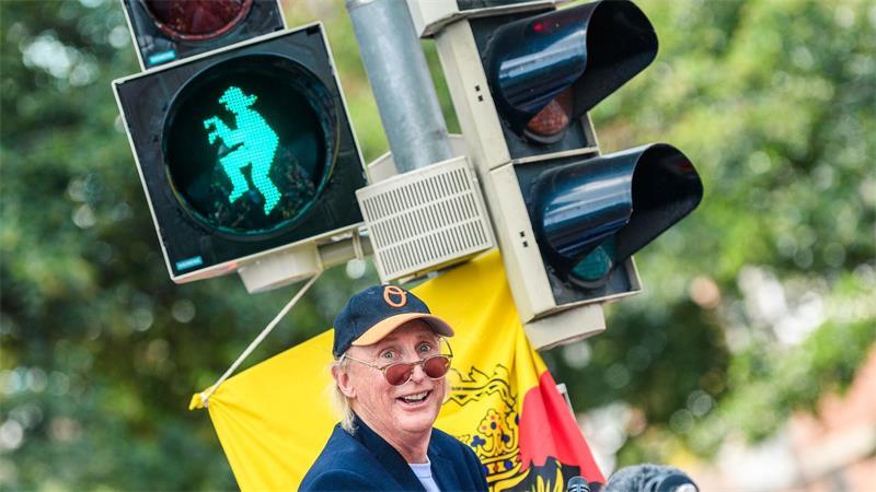 Ost-Ampelmännchen wird 65 – und hat kuriose Geschwister An Ampeln in Emden ist der hüpfende Komiker Otto mit wehenden Haaren zu sehen. (Archivbild)