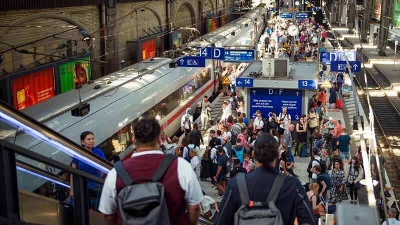 Schimpfen und fahren - Menschen wieder mehr im Zug unterwegs An Bahnsteigen für den Fernverkehr des Hamburger Hauptbahnhofs stehen zahlreiche Fahrgäste. Die Menschen in Deutschland fahren nach einer Statistik wieder mehr Zug.