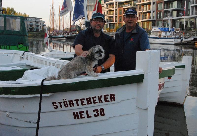 An Bord der Börteboote im Stader Stadthafen: Udo Wilkens (links), Rainer Hatecke und Krümel. Foto Stief