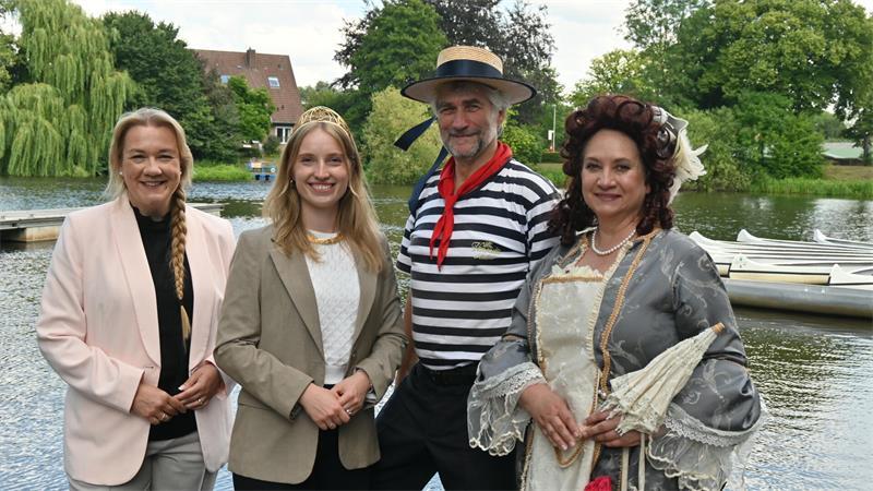 Königlicher Besuch: Deutsche Weinkönigin erkundet Stade in der Gondel An Bord der Gondel waren unter anderem Melanie Reinecke, Anna Zenz, Gondoliere Carlo und die Gräfin Aurora.