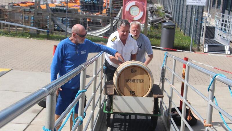 Schnapsidee: Warum an Bord der „Helgoland“ ab sofort Rum und Whiskey mitfahren An Bord der Helgoland fährt nun immer ein Fass mit.
