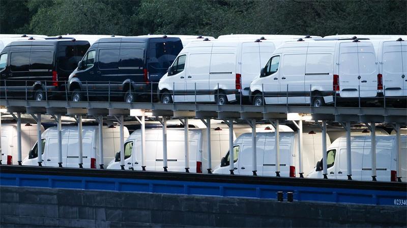 An Bord des Frachtschiffs sind jede Menge Mercedes-Sprinter.