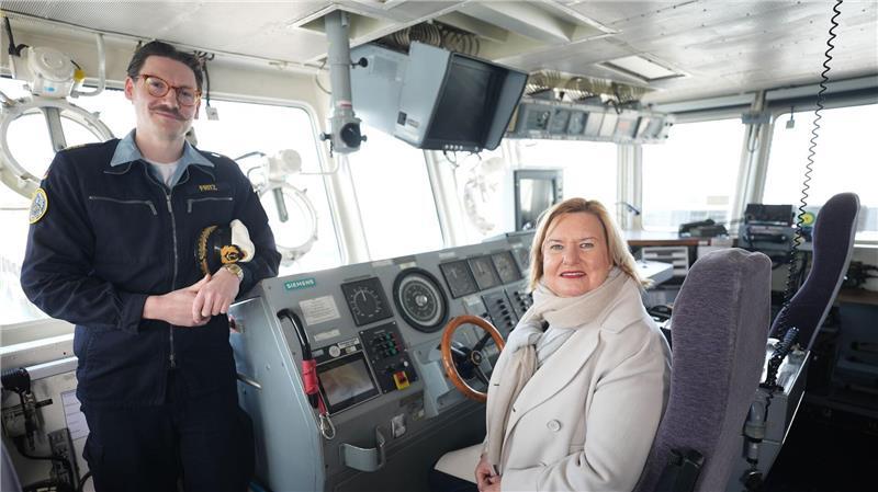 An Bord des Minenjagdbootes „Dillingen“ sprach Högl mit Kommandant Finn Fritz.