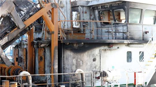 An Bord des nach einem Brand havarierten Öltankschiffes „Annika“ ist die Suche nach der Ursache für das Feuer angelaufen. 