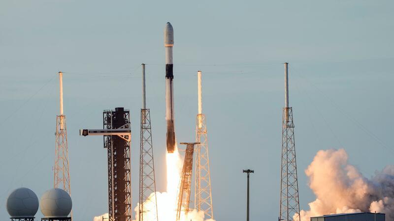 An Bord so einer Falcon-9-Rakete soll die Deutsche Rabea Rogge ins Weltall starten.