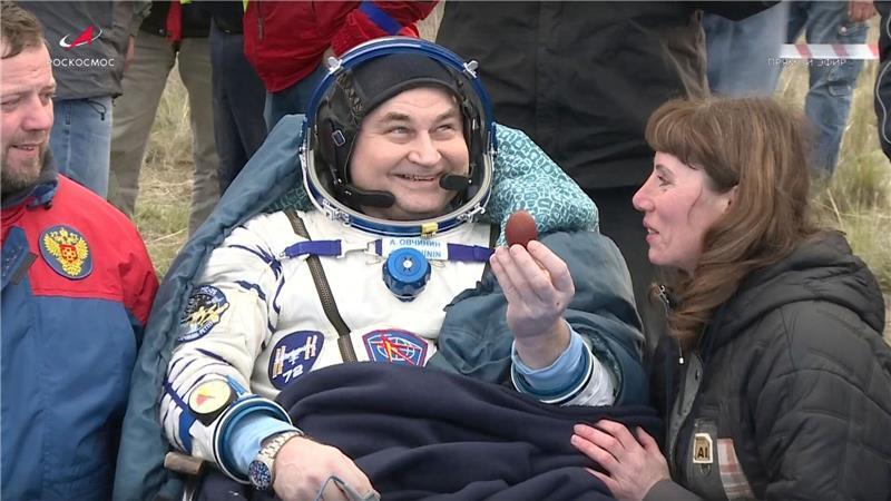 US-Amerikaner und Russen nach ISS-Mission auf Erde gelandet An Bord waren zwei Russen und ein US-Amerikaner.