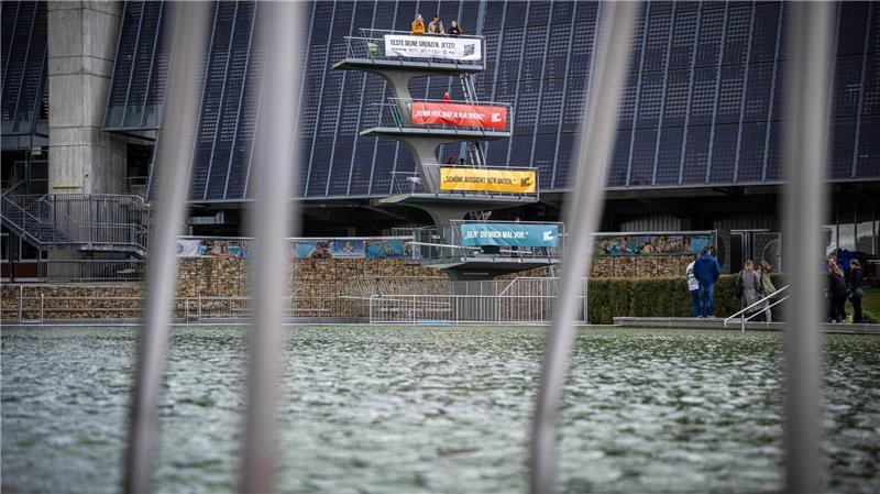 „War ja nur Spaß“: Provokante Plakataktion gegen Übergriffe An Bremer Sportstätten wie dem Stadionbad hängen Plakate einer Kampagne gegen sexualisierte Gewalt.
