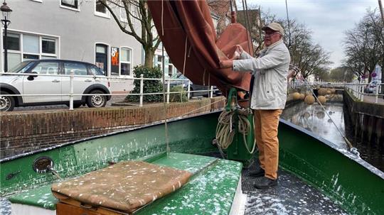 An Deck des Ewers Margareta begutachtet Jörg Eisebraun vom Förderverein Buxtehuder Hafen und Este die verdreckten Segelkleider.