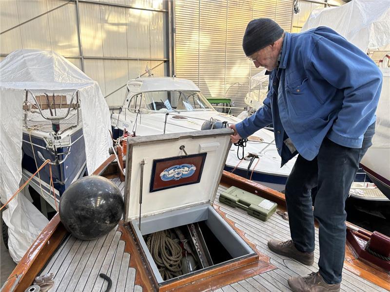 An Deck gibt es viel Stauraum, zum Beispiel für die großen Fender, auch Bumsbüddel genannt.