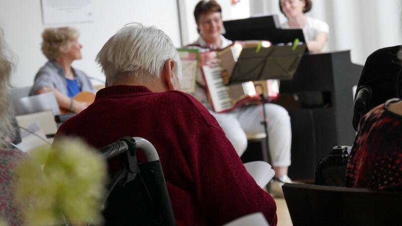 Wie Musik bei Demenz helfen kann An Demenz erkrankte Menschen lauschen im Würzburger Pflegeheim Marie-Juchacz einem Konzert.