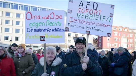 An Demonstrationen gegen Rechtsextremismus nahmen nicht selten 10.000 teil. Sie zeigten damit, dass es nach wie vor eine breite gesellschaftliche Mitte gibt.