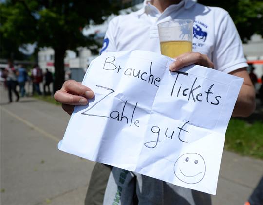 An Eintrittskarten für die Heimspiele von Werder Bremen zu kommen, ist fast unmöglich. Daher blüht der Schwarzmarkt, den der Bundesligist eigentlich verhindern möchte. Foto: Seeger/dpa