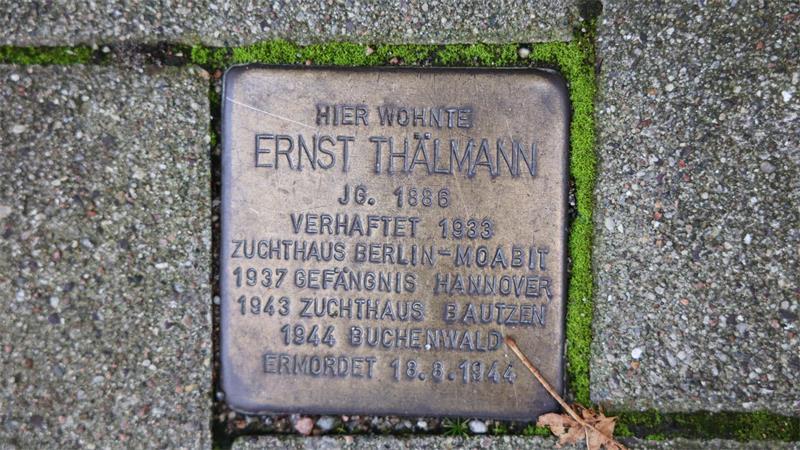Ernst-Thälmann-Platz braucht tägliche Säuberung An Ernst Thälmann erinnern in Hamburg zwei Stolpersteine, von denen einer vor seinem ehemaligen Wohnhaus in Eppendorf zu sehen ist.