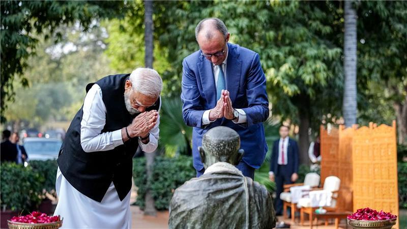An Gandhis früherer Wirkungsstätte würdigen Merz und Modi den Freiheitskämpfer.