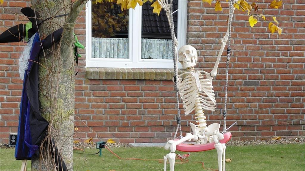 An Halloween kann das Skelett lange warten, bis es jemand anschubst – die Groß u...