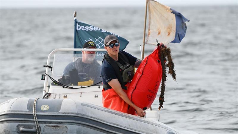 Netze geistern durch die Nordsee – Diese Taucher bergen sie An Hebesäcken werden Netzfetzen an die Wasseroberfläche befördert.