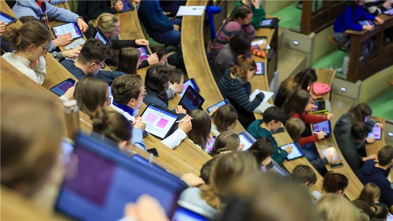 An Hochschulen gibt es fachspezifische Brückenkurse, um die Defizite auszugleichen. (Symbolbild)