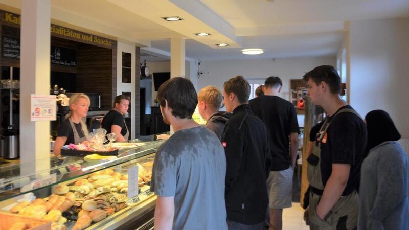 Traditionsbäckerei schließt Filiale in bester Lage An Kunden mangelt es nicht. In die Filiale in der Bahnhofstraße finden viele Schüler den Weg, um ihren Hunger zu stillen.