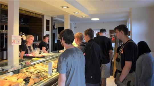 An Kunden mangelt es nicht. In die Filiale in der Bahnhofstraße finden viele Schüler den Weg, um ihren Hunger zu stillen.