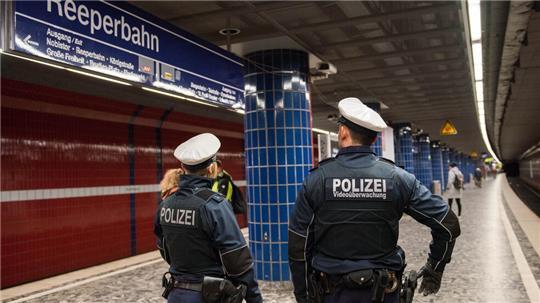 An S-Bahnsteigen kommt es immer wieder zu Schlägereien, vor allem am rund um die Reeperbahn auf der Linie S3. (Archivbild)