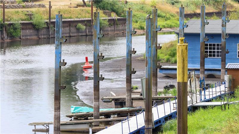 „An Schifffahrt nicht mehr zu denken“: Dömitzer Hafen mangels Wasser gesperrt „An Schifffahrt ist überhaupt nicht mehr zu denken“, sagt Hafenmeister Michael Kierstein.