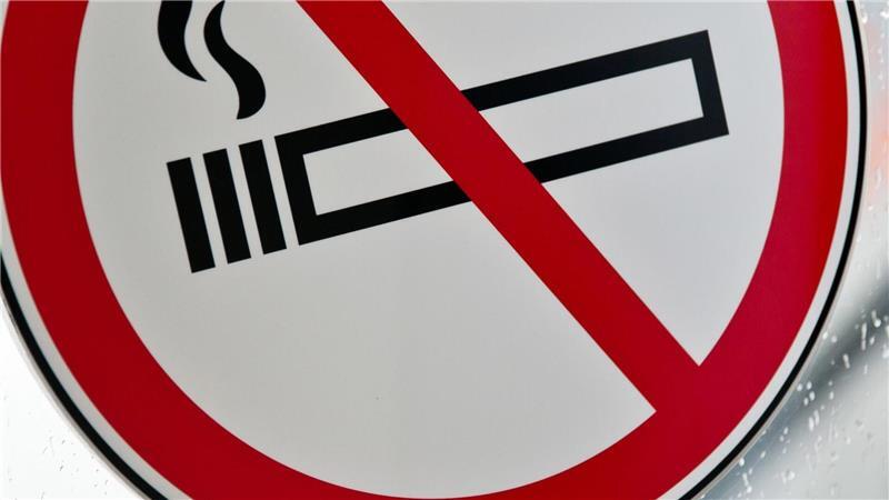 Versteckt im Mäppchen: E-Zigaretten in Schulen An Schulen in Niedersachsen und Bremen darf nicht geraucht werden - auch E-Zigaretten sind nicht erlaubt. (Symbolbild)