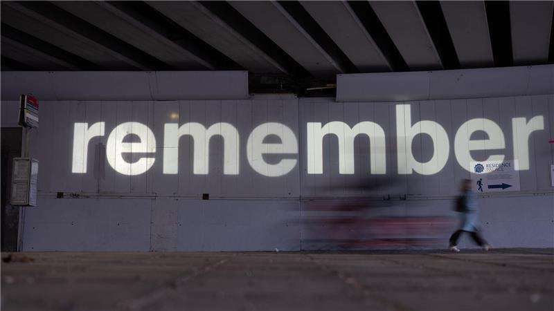 An Unterführung an der Metrostation Maalbeek, an der am 22. März 2016 einer der Terroranschlag stattfand, wird derzeit das englische Wort „remember“ die Wand projiziert und damit zum Erinnern angeregt.