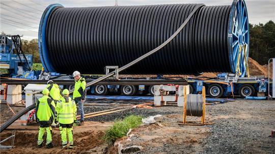 An anderen Stellen in Niedersachsen, wie hier in Heeslingen, wurden bereits Stromkabel verlegt. (Archivbild)