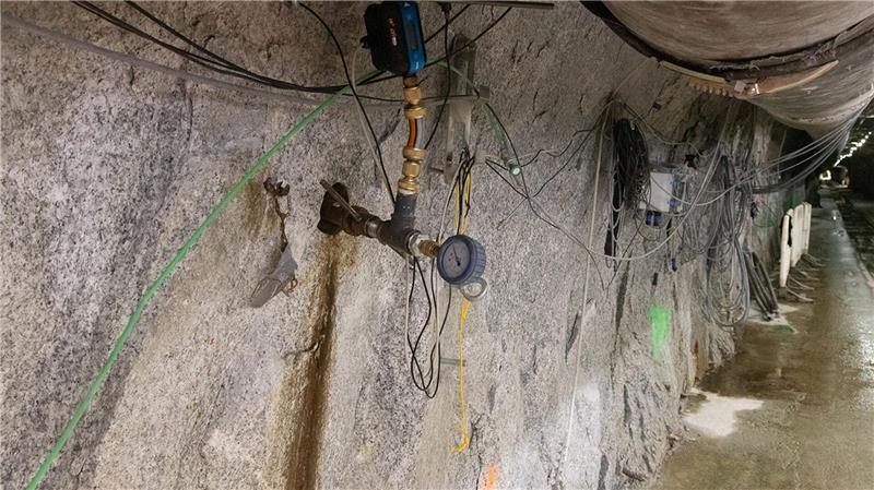 An dem Felslabor wurden Hunderte Sensoren angebracht.