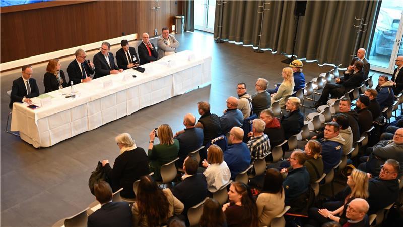 An dem Gespräch nahmen rund 100 Beschäftigte teil. 