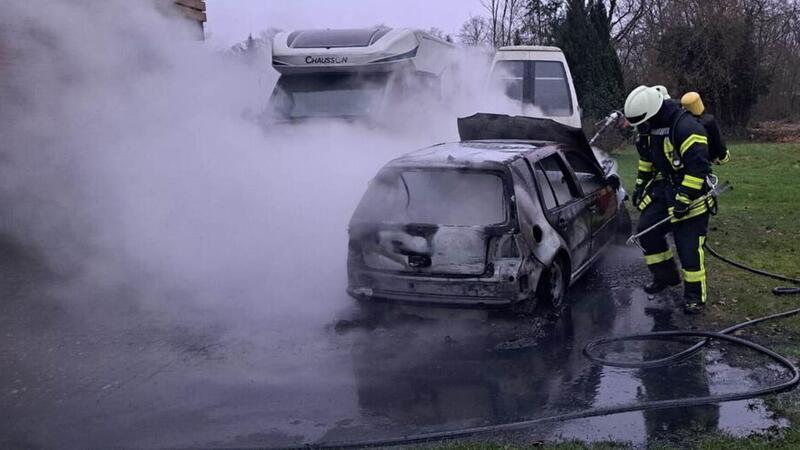 An dem Golf entstand Totalschaden. Ein Wohnmobil und ein Transporter wurden durch Wärmestrahlung ebenfalls beschädigt.