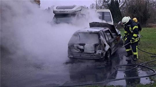 An dem Golf entstand Totalschaden. Ein Wohnmobil und ein Transporter wurden durch Wärmestrahlung ebenfalls beschädigt.