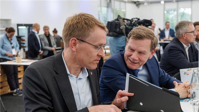 Vorstoß der Nord-CDU für Klarnamenpflicht in sozialen Medien An dem Kleinen Parteitag nahm auch Außenminister Johann Wadephul (CDU, rechts) teil.