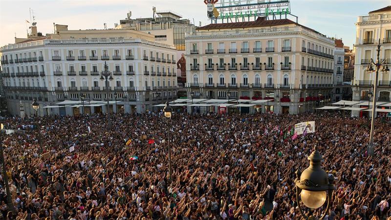 Riesen-Protest gegen Zwangsräumung einer Rentnerin in Madrid An dem Marsch in Madrid beteiligten sich Familien, Jugendliche und Rentner.