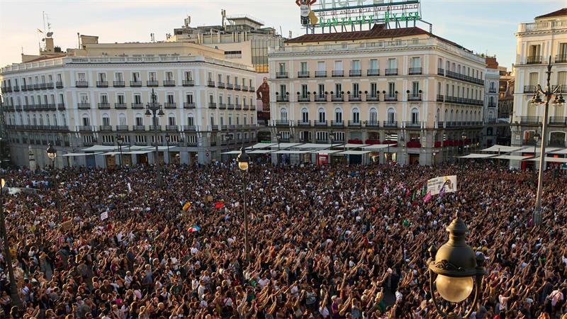 Nach Zwangsräumung: Seniorin darf in Wohnung zurück An dem Marsch in Madrid beteiligten sich Familien, Jugendliche und Rentner.