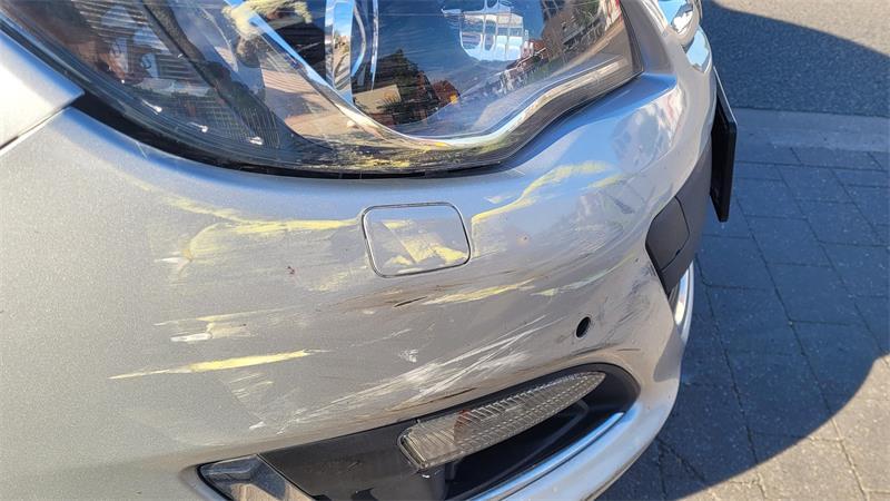 An dem Opel Astra sind die Beschädigungen am Kotflügel deutlich zu erkennen.