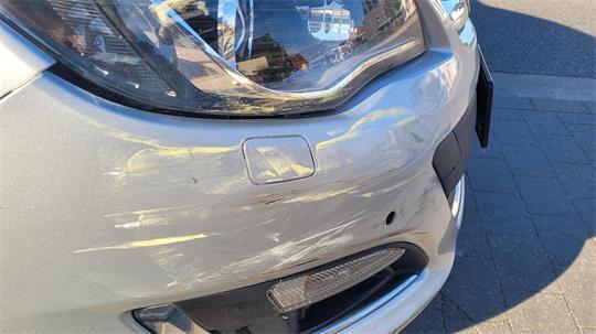 An dem Opel Astra sind die Beschädigungen am Kotflügel deutlich zu erkennen.
