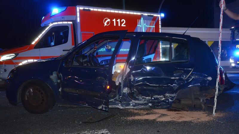 Illegales Autorennen durch Bremerhaven: Zwei Verletzte und Totalschaden An dem Renault wurde ein Hinterrad abgerissen, der Fahrer wurde verletzt.