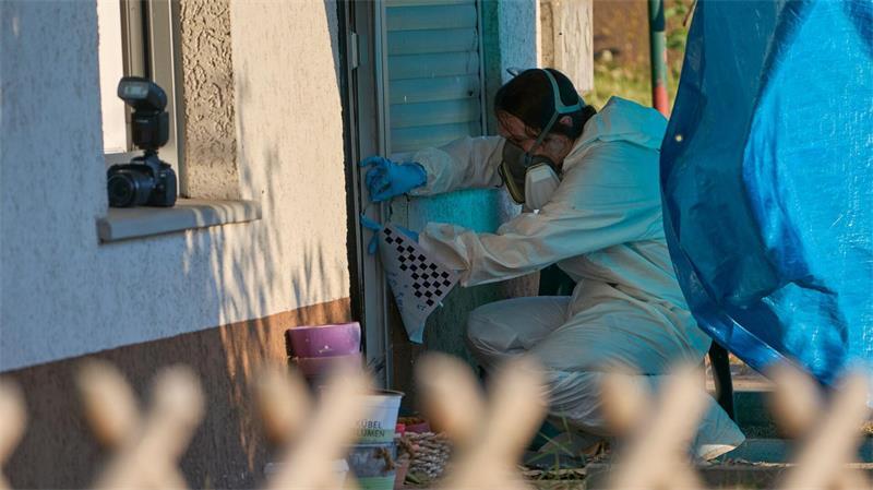 Mann soll Mutter vor Augen der Großmutter angezündet haben An dem Wohnhaus wurden am Abend Spuren gesichert.