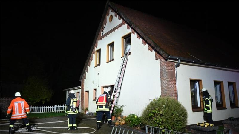 Technischer Defekt: Wohnhaus in Fintel in Flammen An dem Zweifamilienhaus in Fintel entstand ein Sachschaden von circa 100.000 Euro.