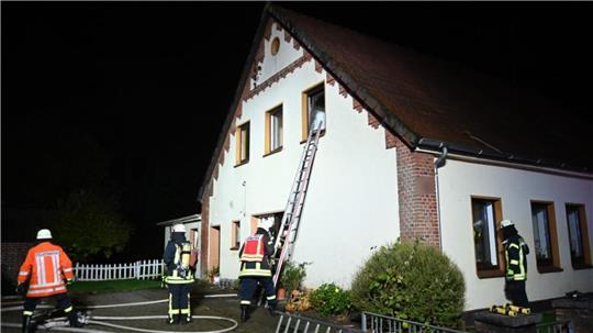 Technischer Defekt: Wohnhaus in Fintel in Flammen An dem Zweifamilienhaus in Fintel entstand ein Sachschaden von circa 100.000 Euro.