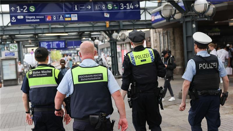 Polizeibeauftragter geht Klagen über Racial Profiling nach An den Bahnhöfen wollen Bundespolizei und DB Sicherheit gemeinsam die Präsenz erhöhen, um Straftaten vorzubeugen und das Sicherheitsgefühl der Reisenden zu stärken. (Archivfoto)