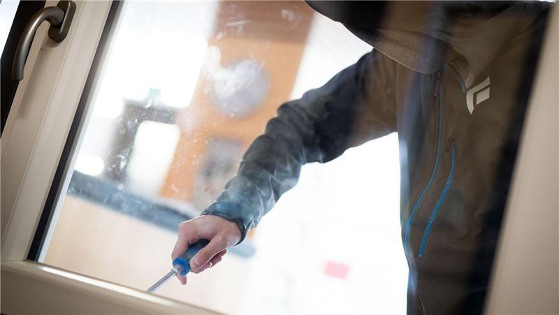 An den Gewerbeimmobilien im Elsterhorst und Martenskamp in Harsefeld sind ein Fenster und eine Tür aufgehebelt worden.