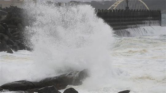 An den Küsten in Taiwan und China wurden hohe Wellen wegen des Taifung gemessen. 