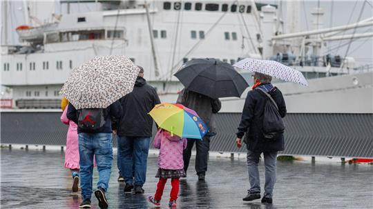 An den Küsten ist auch am Sonntag noch mit Regen und Sturm zu rechnen. 