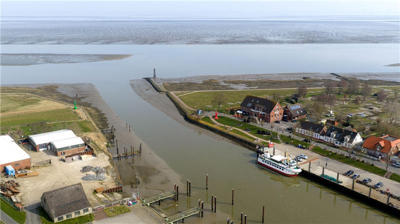 An den Kutterhafen von Fedderwardersiel soll der Leuchtturm „Roter Sand“ umziehen. 