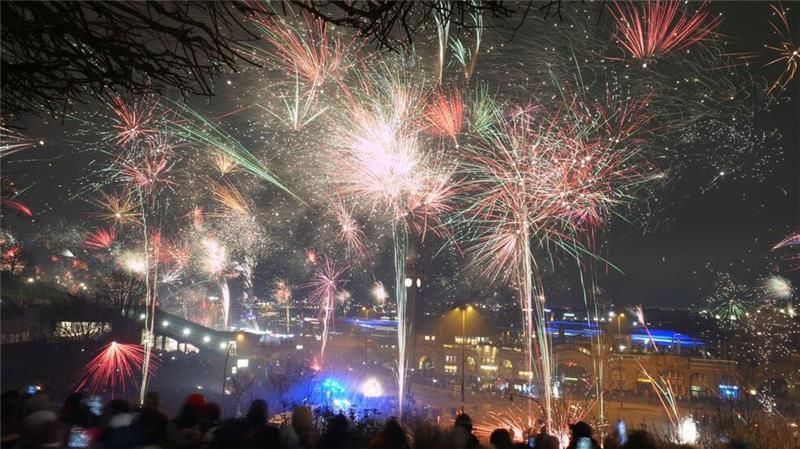 Tausende feiern Silvester - ein Toter bei Böllerunfall An den Landungsbrücken feierten mehr als Zehntausend Menschen in das neue Jahr 2025 hinein.