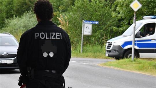 An den Ortseingängen erfolgen intensive Kontrollen. Aber selbst an "Schleichwegen" sind Einsatzkräfte der Polizei im Einsatz.
